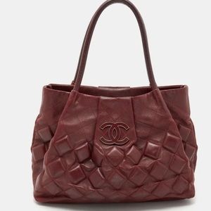 Burgundy Chanel it’s roomy , comfortable,spacious and adorable 🥰